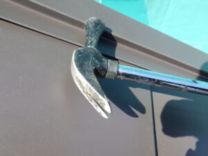 カット後は、ケラバ板金にスクリュー釘を下地と重なる部分に合わせて一定の間隔で打ち込み、固定していきます。 間隔が開きすぎたり、間隔が近すぎると見栄えや屋根の耐久性が落ちてしまいますので、間隔を気を付けながら固定をして行きました。