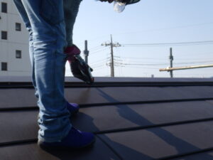 棟板金の重ね部分や釘頭にコーイングを充填している様子になります。 主に理由としては、雨漏りの防止や棟板金の浮きなどの削減になります。 