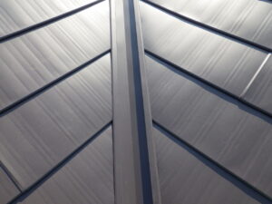 昨日の作業で、電動ハサミで加工をした部分に見切縁を取り付け見栄えを良くしていきます。