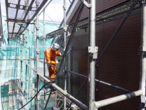 早速、高圧洗浄で外壁などの洗浄を進めて行きます。 洗浄を行うことで、汚れやカビ・旧塗膜を落とし、新しい塗料の密着性を高めて塗装の耐久性を10年以上に保つために、必要な工程になります。