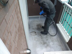 外壁以外にもベランダの床や窓も洗浄していきました。 窓や玄関ドアなどは、圧力を弱めて洗浄していきます。