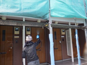 窓や玄関ドアなどは、圧力を弱めて洗浄していきます。