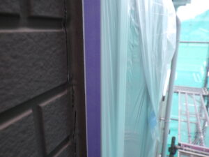 サッシ周りは、ルパンマスカーが真っ直ぐになるようにして貼り進めて行きます。 真っ直ぐに貼ることで、塗装後のサッシ廻りの見栄えが良くなる為、丁寧に貼り付けを行っていきました。