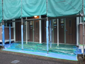 玄関廻りの養生は、玄関ドアがきちんと開閉できるよう、丁寧に養生を進めて行きました。