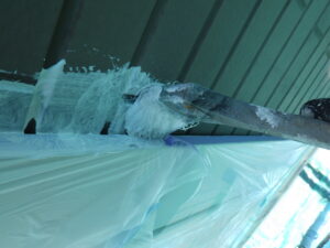 外壁塗装(下塗り)に移ります。 サッシの周りやローラーが入らない部分は、先に刷毛でダメ込みをしていきます。 ダメ込み後は、刷毛跡が残らないよう、ローラーで綺麗に仕上げていきます。
