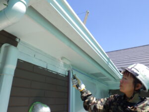 軒天塗装(１回目)を行っている様子になります。