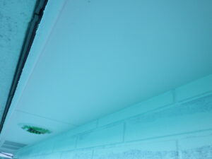 ２階部分の軒天塗装(１回目・２回目)完了になります。