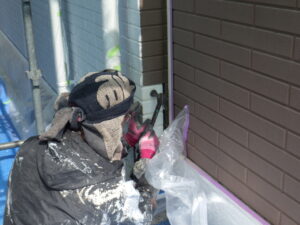 施工面に合わせて、サイディングをカットし、施工面に嵌めていき、釘と玄翁で固定していきます。