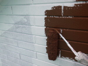 下塗り完了後は、塗料が乾いている部分から中塗り塗装を進めて行きます。 今回、使用している中塗り・上塗り塗料は、ラグゼ　MUKI　トップ　KP-３８５を使用しています。 塗料の性能としては、防カビや防藻性に特化しており、発生しやすい、カビや藻の発生を抑制することができ、建物の美観を維持します。 