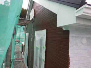 2階の中塗り塗装は、３面を終わらせて雨が降る予報だったため、 本日は、終了になります。