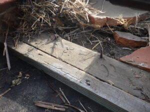 現調時、瓦が落ちそうになっているのを発見した為、一度取り外し、着工の際に、瓦を部分を確認したところ、瓦を固定している釘が折れていました。