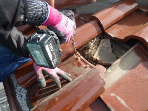 瓦を取り付けている様子になります。 瓦が割れない程度にビスで固定をします。