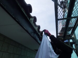 軒樋取り外し後は、既存の吊り金具をバールを使って抜いていきます。