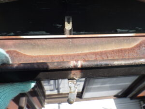 軒樋から板金ばさみなどを使いながら、解体を進めて行きます。 