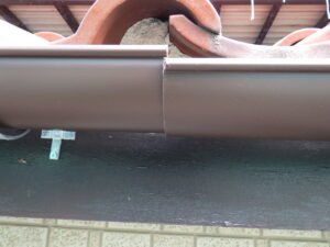 このように、軒樋が繋がっていない場合は、軒継手で軒樋同士をジョイントさせていきます。