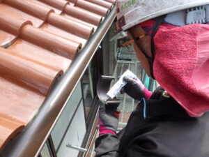 専用接着材を軒継手に塗布している様子になります。