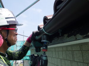 集水器の取り付け作業に移ります。