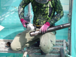 竪樋を施工面に合うよう、サンダーでカットをしていきます。