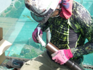 カット後についているバリを綺麗に取り、専用接着材を竪樋の内側に塗布し、エルボに取り付けていきます。