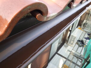 取り付け後は、水を流して雨樋がきちんと機能しているか確認をしていきます。