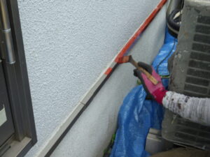 養生に並行して、水切りの下塗り(錆止め)を進めて行きました。