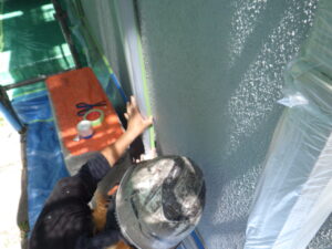 養生を進めて行きます。 外壁塗装での養生は、かなり重要で窓・サッシ・車などの塗料の飛散防止やエアコンの室外機、給湯器、照明、配線など、塗料が付着してしまうと故障や劣化の原因になります。 養生でしっかりと保護することで、塗料飛散のトラブルや故障・劣化をなくしていきます。