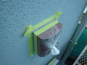 養生・下塗り塗装(錆止め)が完了し、換気口廻りにコーキングの増し打ちを行っていきます。 今回使用しているシーリング材は、オートンイクシードになります。 オートンイクシードのメリットは、外壁部分は常に紫外線を受けますが、劣化しにくい成分で作られている為、硬化・ひび割れの進行を遅らせることが可能です。