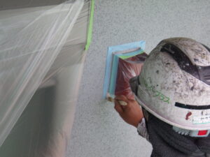 コーキングの増し打ちを行う前に、プライマーを換気口廻りに塗布していきます。 プライマーを塗布することによって、シーリング材の密着性をあげる為になります。換気口の周りは、金属やプラスチックなど、外壁とは違う素材が使われています。そのままコーキングの増し打ちをしてしまうと、剥がれやすくなってしまうので、プライマーをしっかりと塗布し、接着力を高めていきます。