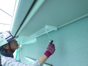 軒天塗装(1回目)を行っている様子になります。 軒天塗装で使用している塗料は、ケンエース(N-90)になります。 軒天をケンエース(N-90)で塗装することで、軒天が明るく見え・ムラが出にくくなり、上品なマット仕上げに繋がる為、見た目がとても良くなります。