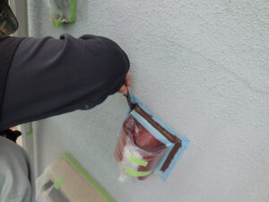 コーキング増し打ちの様子になります。 増し打ち後は、ヘラを使って換気口廻りを綺麗に仕上げていきます。