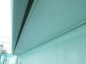 軒天塗装(1回目)完了になります。