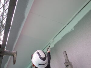 軒天塗装(２回目)の様子になります。