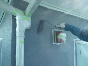 中塗り塗料が乾いた部分から上塗り塗装を進めて行きます。 上塗り塗装は、外壁塗装の仕上げとして１番最後に行う塗装工程になります。 中塗りだけでは、少しムラが出ることがありますが、上塗りで均一に仕上げていきます。 上塗りの役割は、中塗りで作った塗膜の上からコーティングするイメージで、紫外線・雨・汚れから外壁を守るという役割があります。