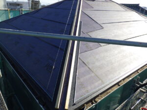 屋根カバー工法の作業移ります。