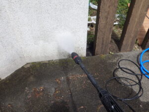 ボッシュ高圧洗浄機で塀についている苔などを落としていきます。 