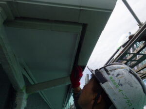 雨樋の塗装(１回目)から進めて行きます。 