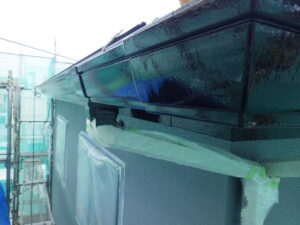 雨樋の中塗り塗装完了になります。