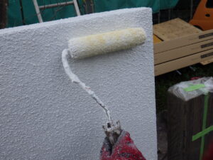 下塗り塗装中の様子になります。