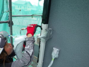 竪樋の中塗り塗装中の様子になります。 こちらも同様に、ダマや色ムラに気を付けながら、塗装を進めて行きました。 ダマや色ムラが残ってしまうと見た目だけの問題だけではなく、性能でも影響してしまいます。