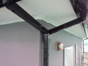 竪樋の中塗り塗装完了になります。