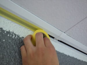 外壁と軒天の取り合い部分にマスキングテープを貼り付けていきます。 真っ直ぐにマスキングテープが貼られていないと外壁と軒天との取り合い塗装の際に、見た目が悪くなってしまう為、隙間・段差をなくし、真っ直ぐに貼るのを意識しながら、進めていきました。