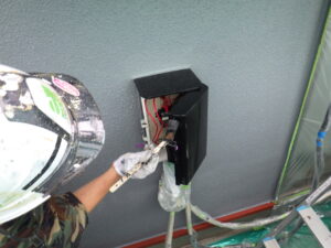 下塗り(錆止め塗装)をした部分の中塗り塗装を進めて行きます。 中塗り塗装の際に、塗料の塗りすぎや薄すぎに注意しながら、均一に塗り進めて行きました。