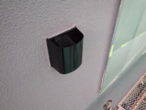 換気口の中塗り塗装完了になります。