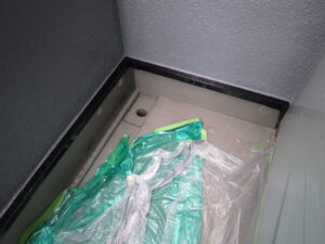 土台水切りの中塗り・上塗り塗装完了になります。