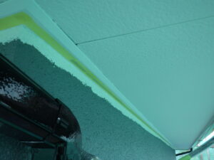 外壁と軒天の取り合い、マスキング養生完了になります。