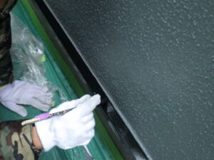 ベランダの土台水切り、上塗り塗装中の様子になります。