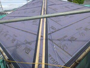 本日は、主に南面と東面のルーフ張りを行います。 