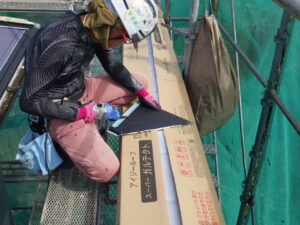 ルーフの加工が必要な部分は、電動ハサミで加工を行っていきます。