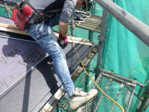 ルーフ張りを行っている様子になります。 最初のルーフがズレていると全体のルーフがズレてしまい、見た目や耐久性が悪くなってしまいます。なので、最初の１段目は、嵌め込みや浮き・ズレに気を付けながら、慎重にルーフの取り付けを進めて行きました。