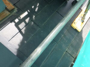 下屋根の作業に移ります。 最初に屋根についている既存の役物や棟などの撤去を行っていきます。